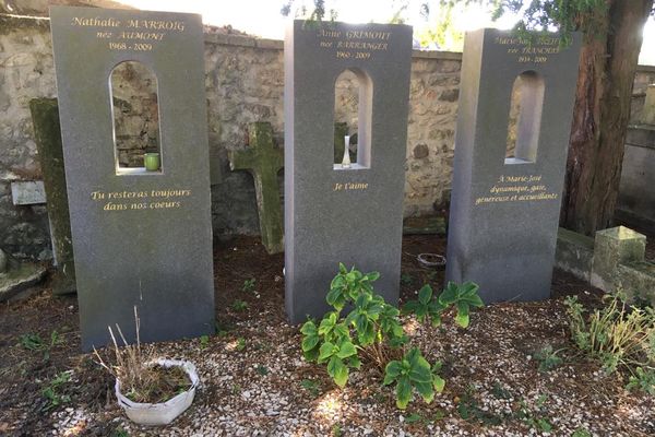 Trois stèles ont été érigées en hommage aux trois victimes du crash originaires d'Ermenonville dans le cimetière de la commune.