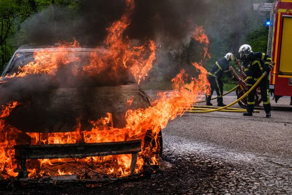 Une voiture a pris feu, suite à un incendie de garage, mercredi 26 juin, à Savères (Haute-Garonne). Image d'illustration.