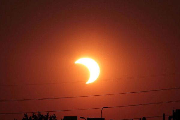 L’éclipse sera visible entre 9h45 et 11h15 en France avec une intensité maximale et environ 80% du disque solaire occulté, vers 10h30. Météo France prévoit un ciel dégagé ou peu nuageux durant cette matinée.