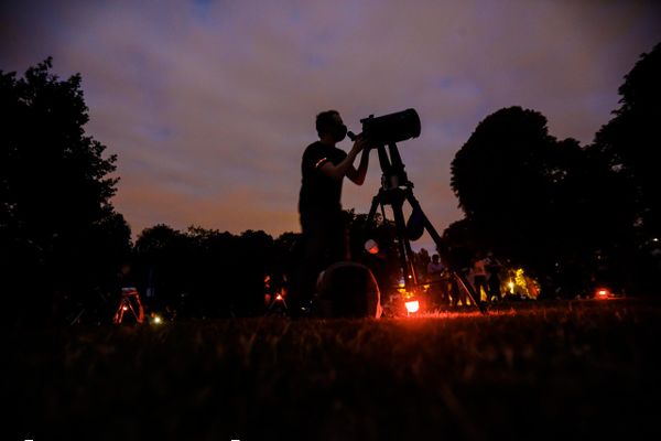 La saison estivale offre les meilleures conditions d'observation des étoiles filantes, et en particulier de l'essaim de Perséides à la mi-août