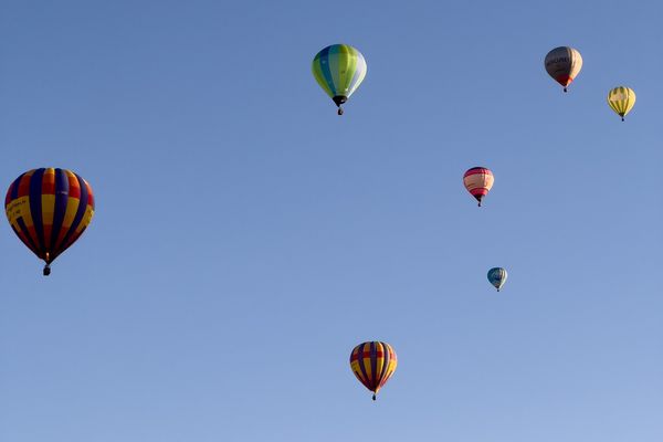 Une vingtaine de montgolfières ont pu s'envoler, ce samedi 7 janvier, pour le premier jour des Montgolfiades Internationales à Praz-sur-Arly (Haute-Savoie).