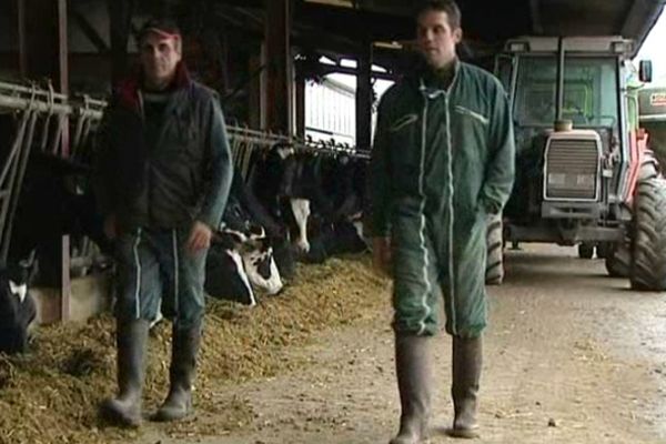 Pour 2013, un seul et même voeu pour Sébastien et Robert, agriculteurs à Sénilhes dans le Cantal : la fin de la crise du lait.