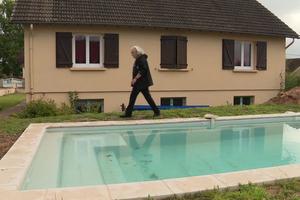 La société "Léa Composites" travaille avec des piscinistes pour les installations en région.