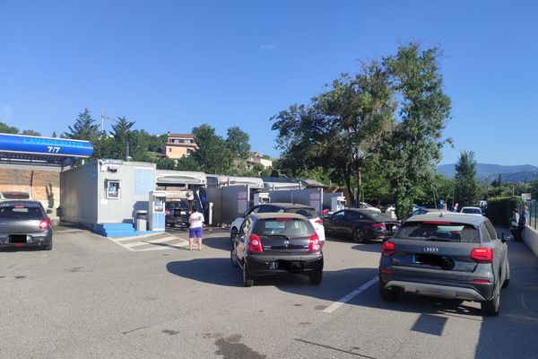 Les automobilistes font la queue pour laver leur voiture.