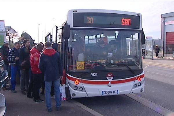 Les bus de la ligne 30, comme ceux de la ligne 29, desservent pour quelques jours encore l'aéroport Saint-Exupéry. 