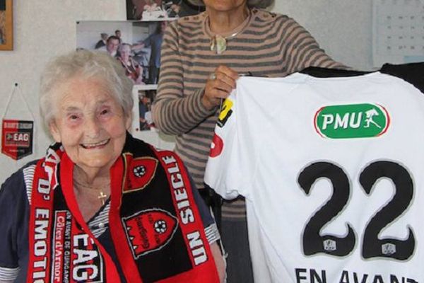 Marie-Mathurine Roullé, la doyenne des supporteurs d'En Avant de Guingamp est décédée à l’âge de 103 ans. 