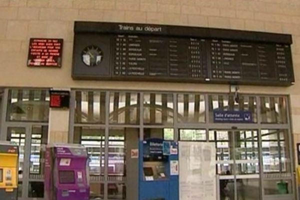 Trafic à l'arrêt en gare de Poitiers ce matin.