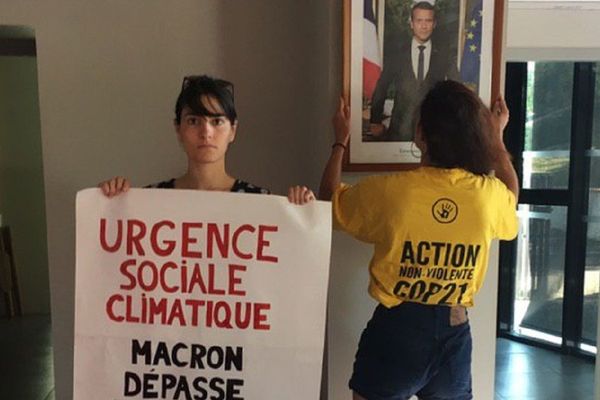 Les activistes écologistes du mouvement citoyen ANV cOP 21 Toulouse après avoir décroché le portait présidentiel à Mérenvielle.