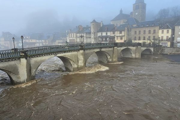 La rivière du Lot est en crue à Saint Geniez d'Olt et d'Aubrac où la rivière est montée à un niveau de 4m50. Elle a débordé dans deux rues de la commune.