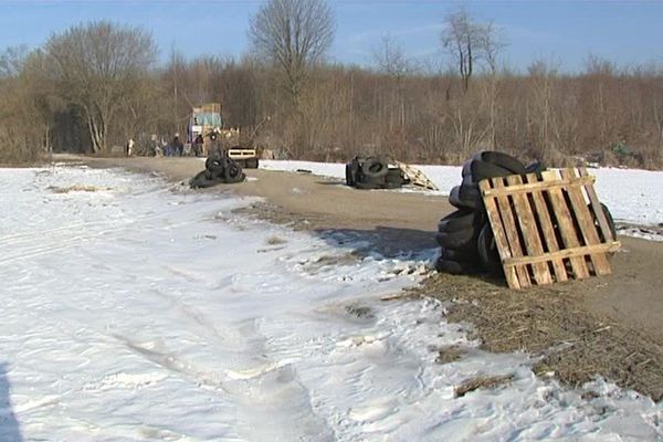 Exemple de barricades, érigées par les opposants au projet Cigeo, qui auraient été démontées ce matin par les gendarmes.