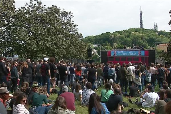 Près de 5 000 personnes se sont retrouvées, le temps d'une après-midi, dans ce jardin suspendu au-dessus de la Saône. Pour une musique électro "plus cool"