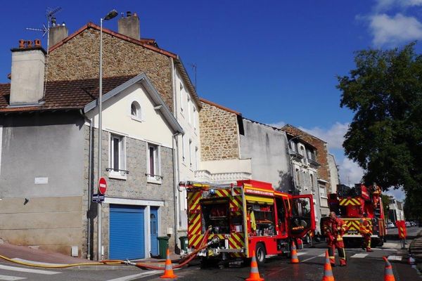 Pour circonscrire l’incendie, les pompiers ont mobilisé trois véhicules, dont une grande échelle. 