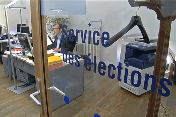 Le service élections en mairie de Bordeaux. 