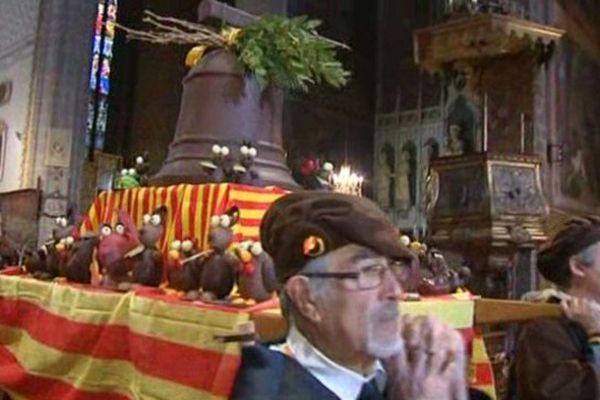 A Perpignan, cette cloche en chocolat de 30 kilos a été cassée en petits morceaux, distribués à la foule gourmande