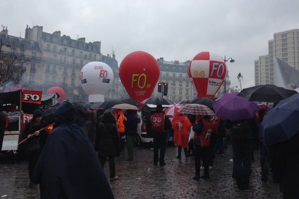 Les manifestants opposés au projet de loi El Khomri se déplacent lentement, au départ de la place d'Italie, le 31 mars 2016.