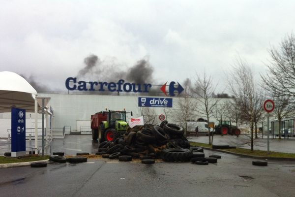 Les agriculteurs sont rassemblés à Soyaux pour contester les pratiques des grandes surfaces