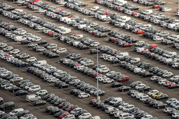 Vue aérienne du parking des voitures neuves 5008 Peugeot de l'usine PSA Peugeot Citroen de la Janais à Rennes.