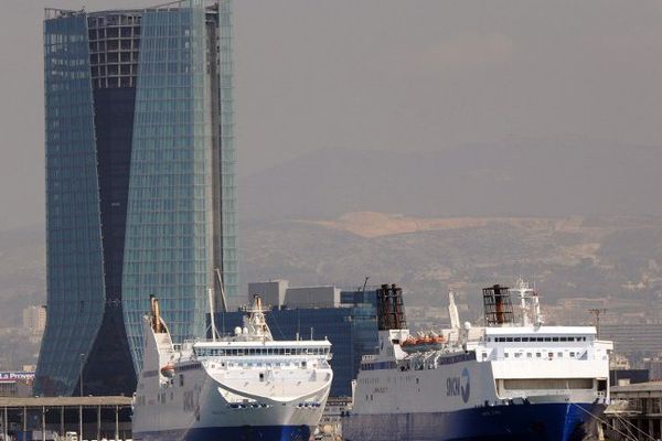 La tour CMA-CGM, dans le port de Marseille