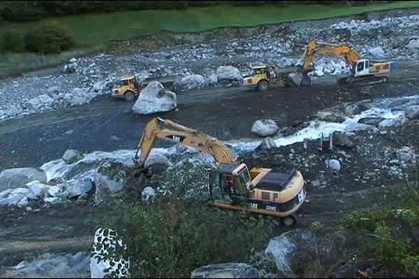 Plus de 2 ans après la crue du Bastan, 35 ouvriers travaillent toujours dans le lit de la rivière.