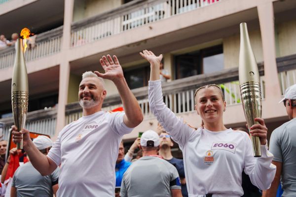 La flamme olympique a traversé sept communes, dont Cluses, le 23 juin 2024. Les relayeurs de la torche, Sébastien Vibert et Léa Janoli.