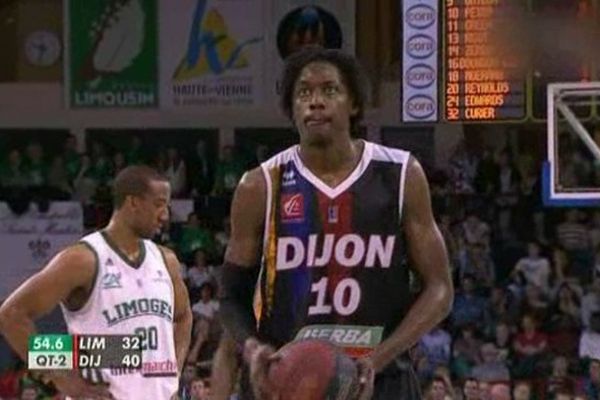 JDA Dijon Basket - CSP Limoges : Mykal Riley en position pour un lancer franc lors du match 2 entre la JDA et le CSP à Beaublanc