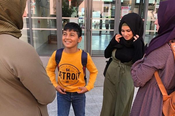 Nawal et Muhamed devant le collège Berthelot avec leur mère et leur grande soeur 