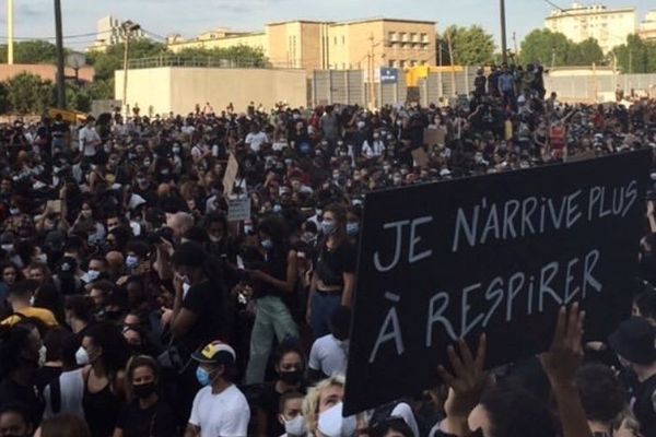 20.000 personnes se sont rassemblées devant le TGI de Paris