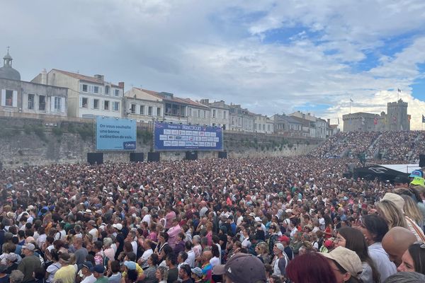 La foule embarquée dans le concert de la chanteuse Santa sur la grande scène des Francofolies de La Rochelle.