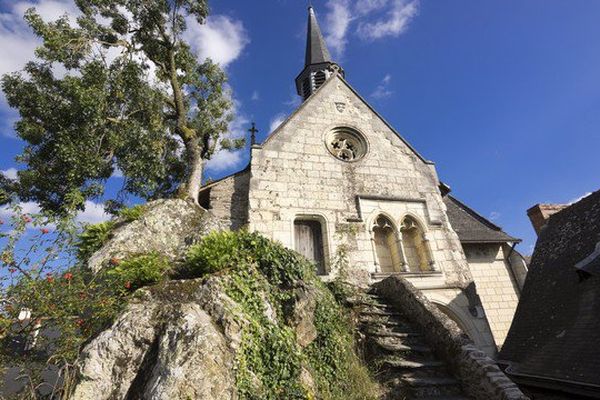 Béhuard, Louis XI fit construire l'église Notre-Dame sur un rocher à l'abri des crues de la Loire