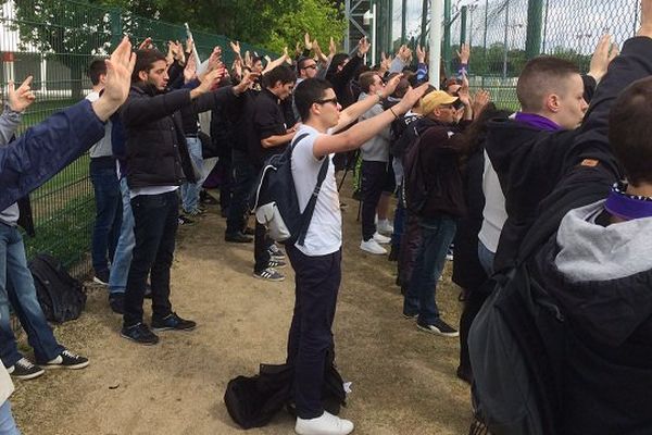 Les Indians encouragent leur équipe lors de son ultime entraînement