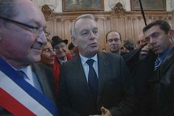 Jean-Marc Ayrault dans les locaux de la mairie de Caen / 14 janvier 2013