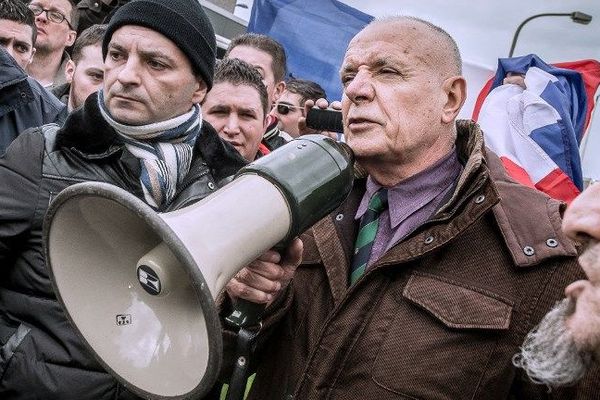 Le général Piquemal lors de la manifestation anti-migrants interdite à Calais le 20 février 2016.