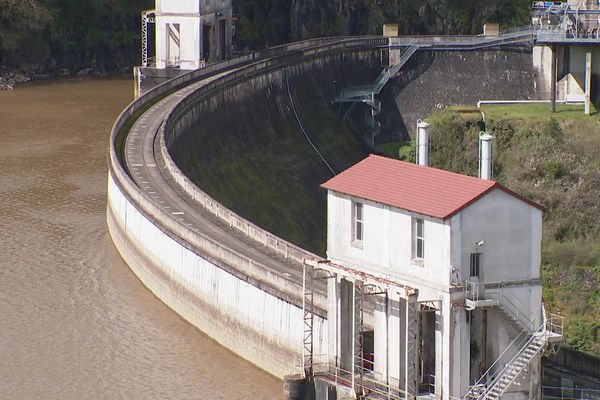 Le barrage d'Eguzon est accusé par de nombreux habitants d'avoir procédé à des lâchers d'eau.