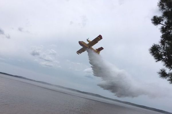 Démonstration d'un canadair sur le lac de Lacanau