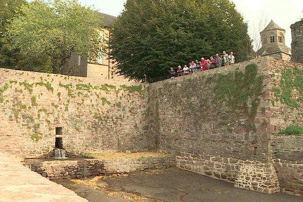 Malgré neuf mois de travaux, le vivier du canal d'Aubazine n'est toujours pas étanche.