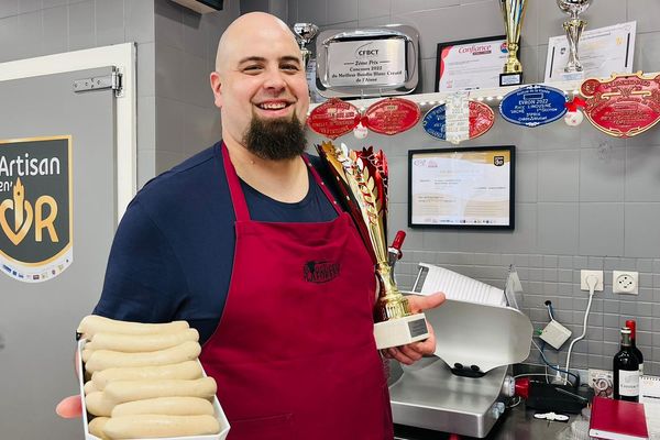 Peter Laforest et le prix qu'il a obtenu pour son boudin blanc.