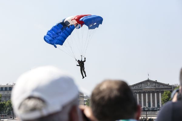 Des parachutistes dans le ciel de Paris. Image d'illustration.