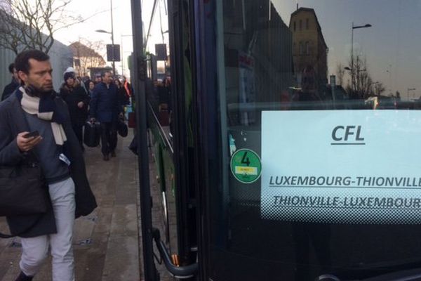 20 bus des CFL et 7 bus de la SNCF font la navette entre les gares de Thionville, Bettembourg et Luxembourg pour acheminer les travailleurs frontaliers.