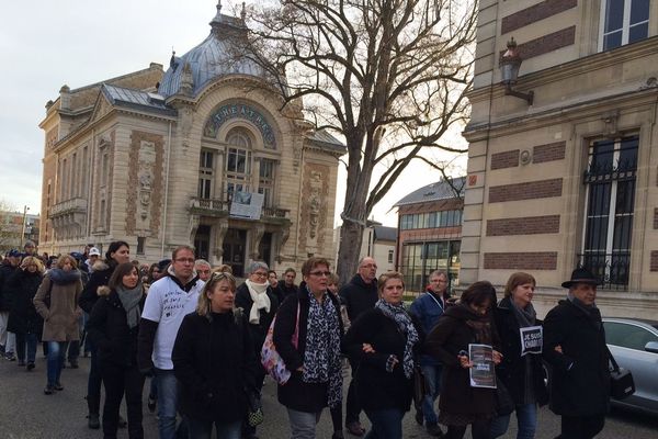 Environ 200 personnes ont répondu à l'appel de l'association Charlie et ses drôles de dames pour une marche en hommage aux victimes de tous les attentats.