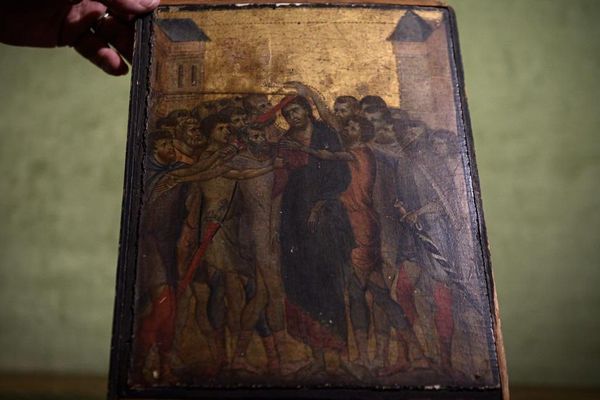 "Le Christ moqué", accroché dans une maison de Compiègne dans l'Oise, date de 1280. Peint par le maître italien Cimabue, il est estimé entre 4 et 6 millions d'euros.