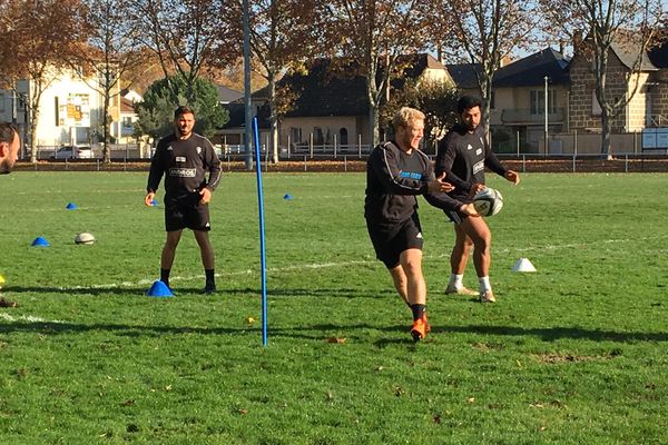 Après avoir purgé sa suspension, Stuart Olding (au centre, ballon en main) est enfin de retour dans le groupe briviste. 