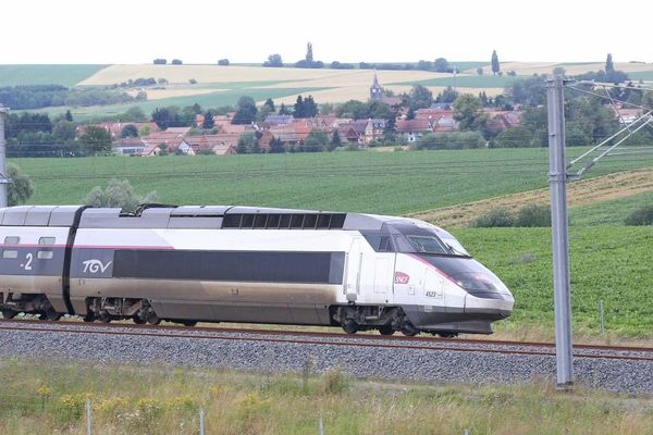 Un train TGV sur la ligne à grande vitesse Est