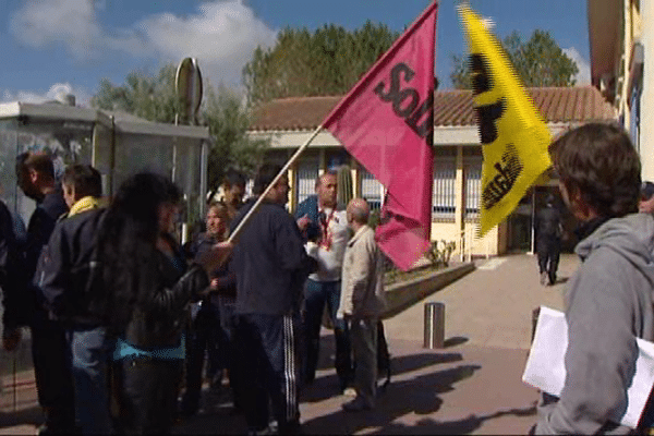 Les grèvistes protestent contre les mesures de restructuration.