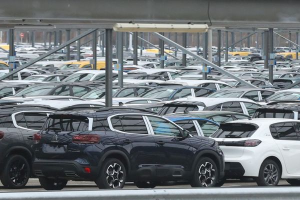 Des voitures neuves sur le parking du site de l'usine automobile Stellantis.