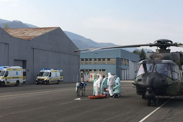 Dix patients atteints du Covid-19 vont être transférés vers le CHU Grenoble-Alpes.