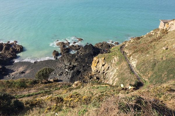 Les pompiers de la Manche au pied de la falaise du Roc à Granville ce lundi