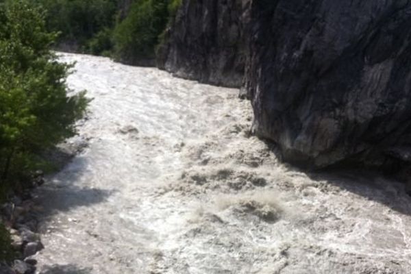 Saint Julien Mont-Denis. Les eaux de l'Arc sont déjà très tumultueuses, alors que la pluie n'est pas encore tombée. 
