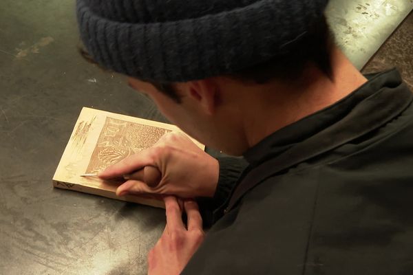 Les oeuvres sont d'abord gravées sur du bois avant d'être imprimées.