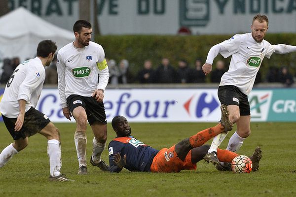 Lors de la Coupe de France 2016, les joueurs d'Épernay (en blanc) s'étaient honorablement inclinés 1 à 0 face à Montpellier, pensionnaire de Ligue 1 (Ici à Épernay le 3 janvier 2016).