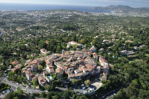 La Famille Ricci, embouteilleurs de rhum à Mougins, pourraient acquérir un terrain de 10 000 m² pour agrandir leur activité.